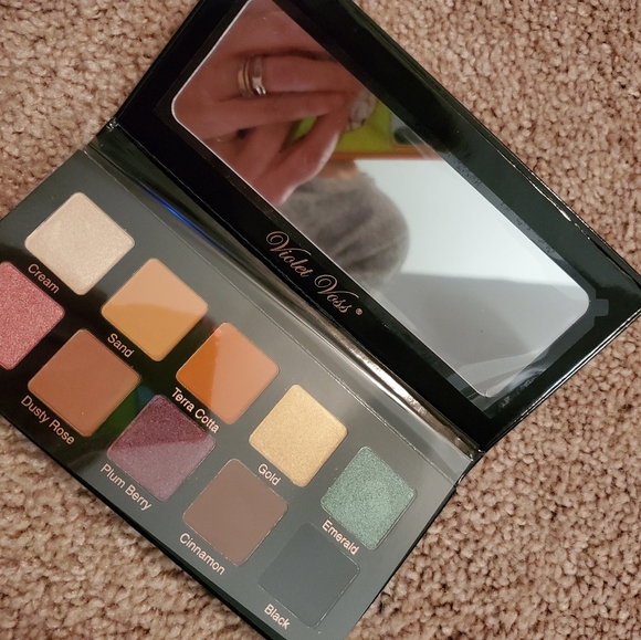 VIOLET VOSS | essentials pallet - Picture 6 of 6